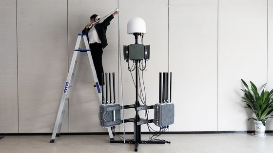 comprare Dispositivo fisso per la rilevazione e il disturbo di droni a banda completa 70MHz-6GHz con 1 N di super interferenza, rilevamento a 10 km e disturbo a 3 km di distanza fabbricazione online